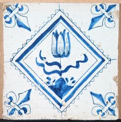 Tulpan i en diamant (med fleur-de-lis hörn) 1620-50 (keramik)